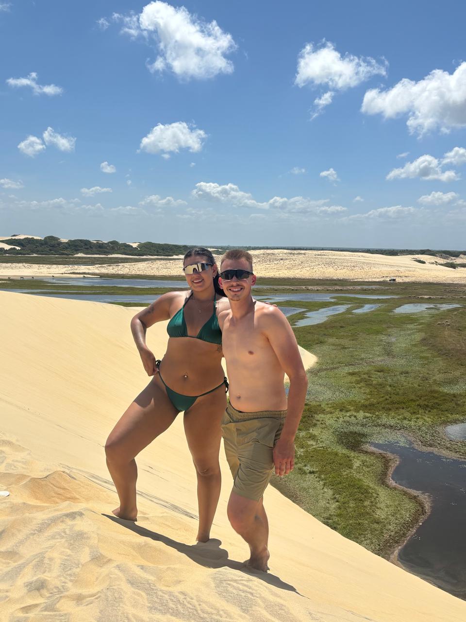 Pôr do sol dourado em praia do Ceará