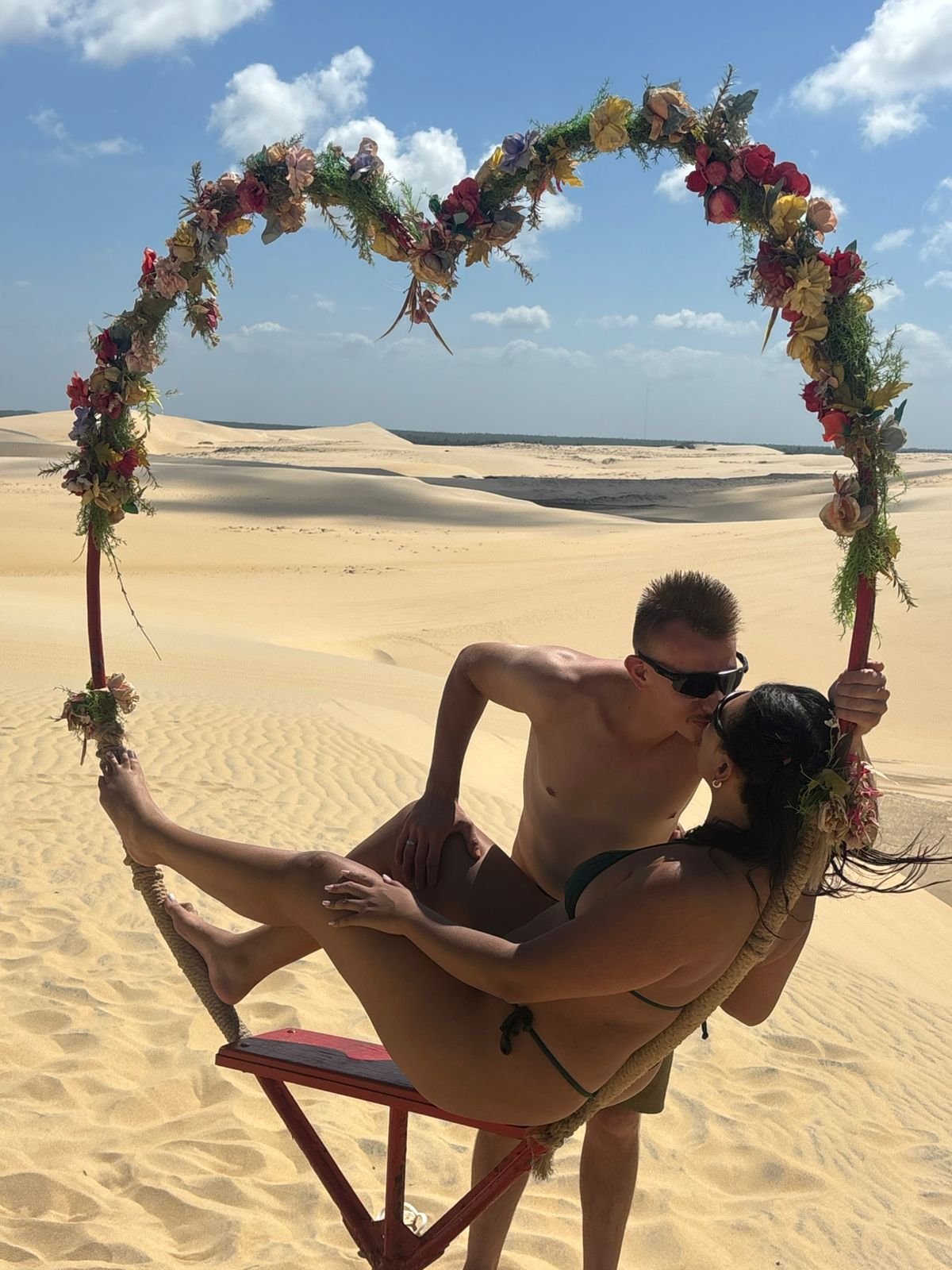 Casal caminhando na beira do mar no Nordeste