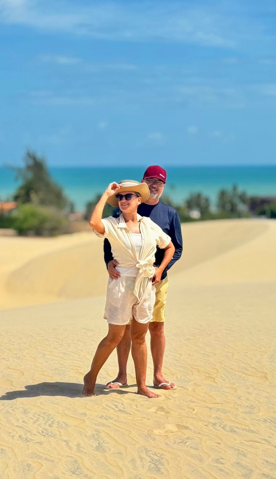 Praia tranquila com coqueiros em Aquiraz