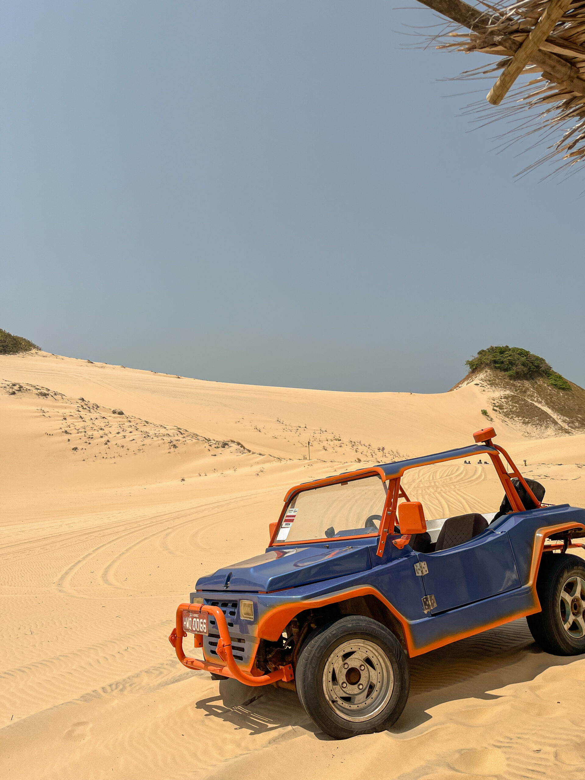 Praia de Cumbuco com dunas e mar turquesa